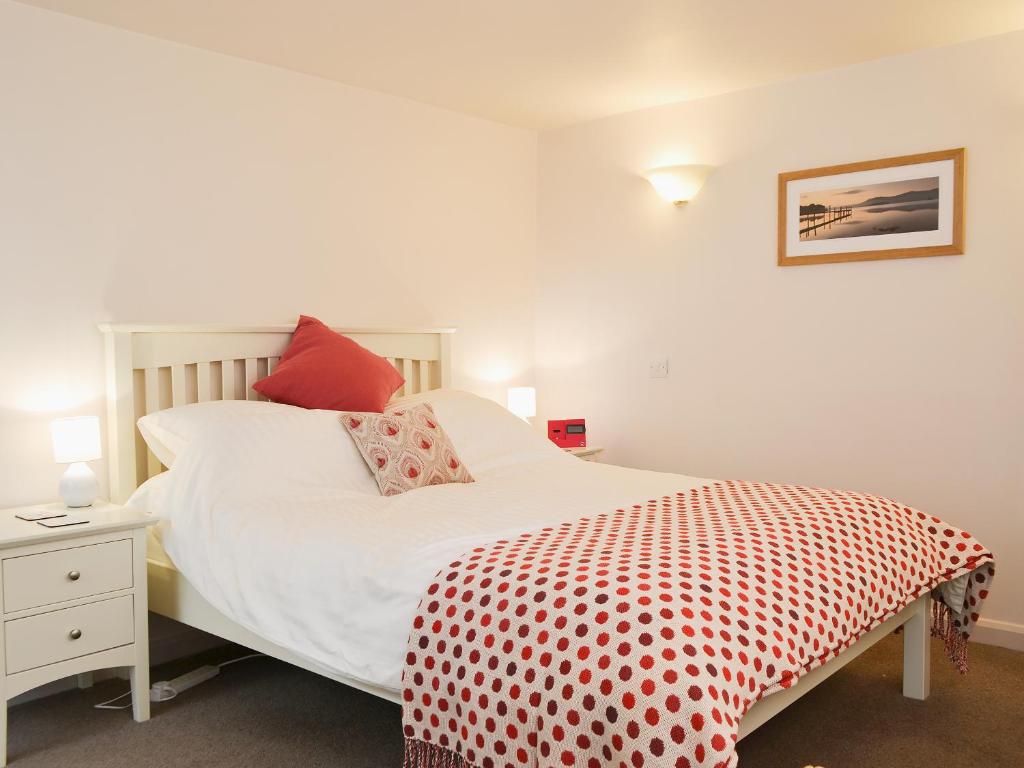 Whiskey Cottage room 6